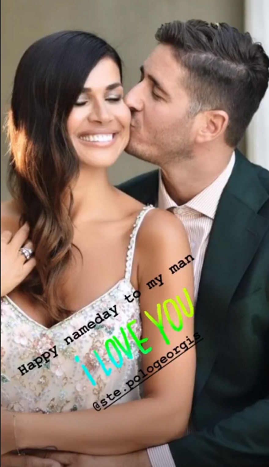 Νεσχάν Μουλαζίμ: Οι γεμάτες έρωτα ευχές στον σύντροφό της και το δημόσιο φιλί 