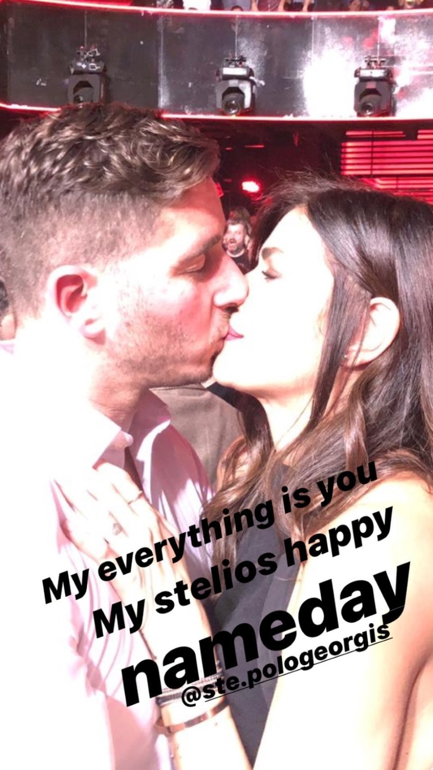 Νεσχάν Μουλαζίμ: Οι γεμάτες έρωτα ευχές στον σύντροφό της και το δημόσιο φιλί 