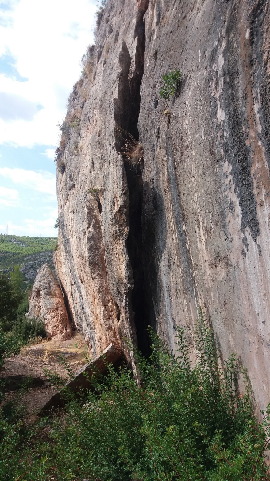 Επίσκεψη στο ρήγμα της Πάρνηθας: Τι είδαν 200 επισκέπτες στην ξενάγηση του Γεράσιμου Παπαδόπουλου