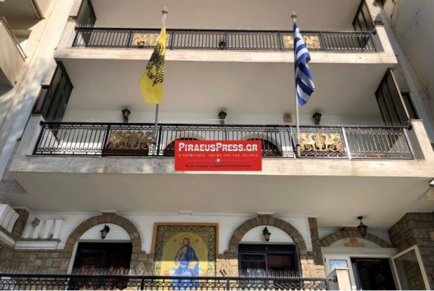 Επίθεση με μπουκάλια και πέτρες στο Επισκοπείο της Μητρόπολης Πειραιά