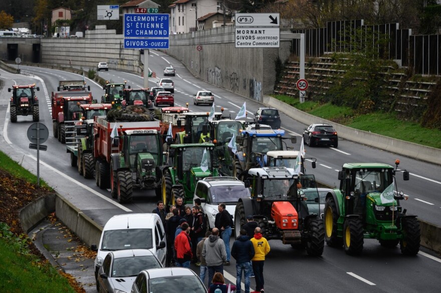 «Παραλύει» το Παρίσι: Στους δρόμους με τα τρακτέρ οι αγρότες 