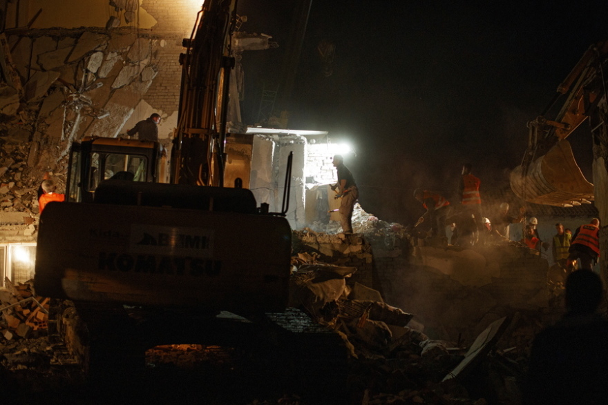 Σεισμός στην Αλβανία: «Βομβαρδισμένη πόλη» το Δυρράχιο - Στους 25 οι νεκροί