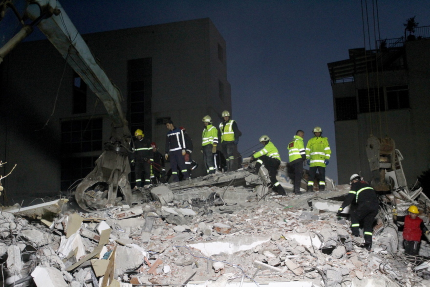 Σεισμός στην Αλβανία: «Βομβαρδισμένη πόλη» το Δυρράχιο - Στους 25 οι νεκροί