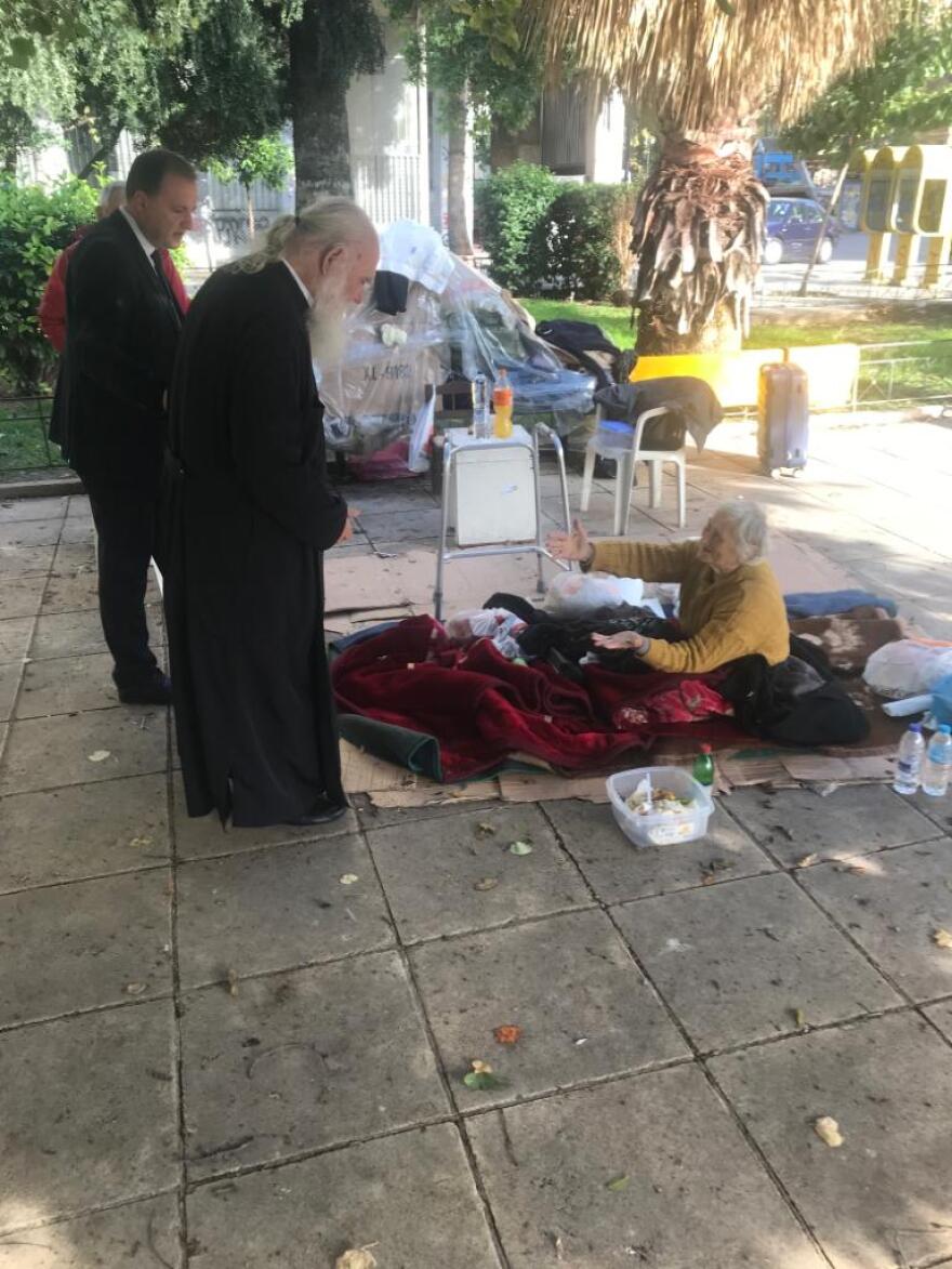 Κεραμεικός: Ο Ιερώνυμος συνάντησε ζευγάρι άστεγων ηλικιωμένων - «Βρείτε διαμέρισμα και αναλαμβάνω όλα τα έξοδα»