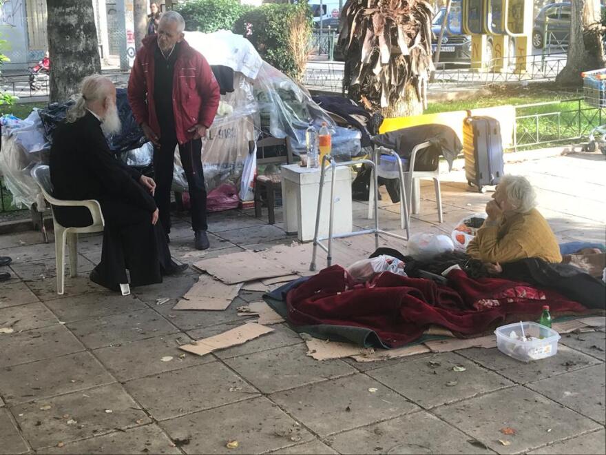 Κεραμεικός: Ο Ιερώνυμος συνάντησε ζευγάρι άστεγων ηλικιωμένων - «Βρείτε διαμέρισμα και αναλαμβάνω όλα τα έξοδα»