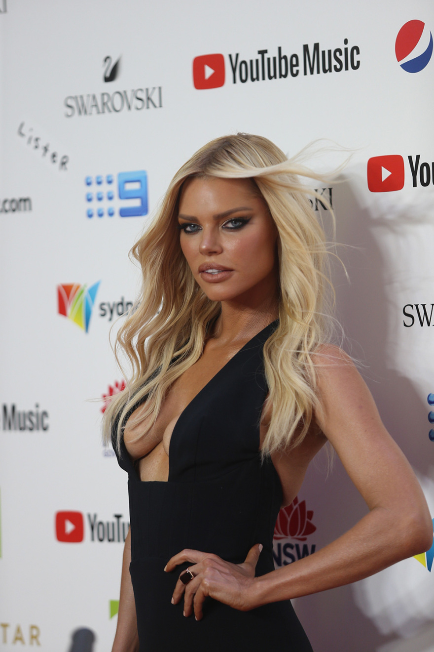 Η παρουσιάστρια Σόφι Μονκ, το αβυσσαλέο ντεκολτέ και το βίντεο που ξυρίζει τα πόδια της 