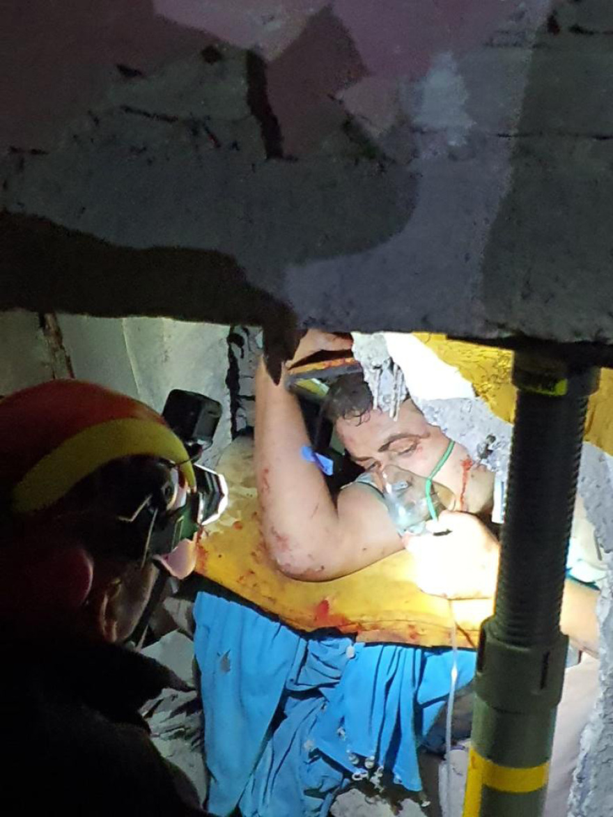 Σεισμός στην Αλβανία - Βίντεο: Η στιγμή που η ΕΜΑΚ ανασύρει ζωντανό από τα ερείπια