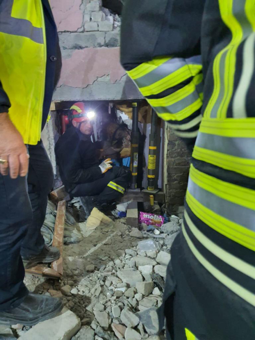 Σεισμός στην Αλβανία - Βίντεο: Η στιγμή που η ΕΜΑΚ ανασύρει ζωντανό από τα ερείπια