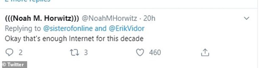 ΗΠΑ: Κάνει κάθε μέρα ηλιοθεραπεία στα ευαίσθητα σημεία της για να... συλλέξει ενέργεια 