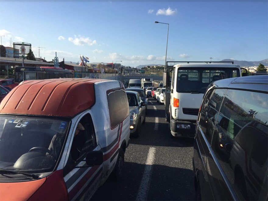 Κίνηση: Απίστευτο μποτιλιάρισμα λόγω Black Friday - Δείτε φωτογραφίες 