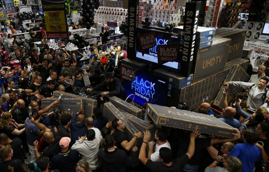 «Black Friday» χωρίς μεγάλες ουρές στο κυνήγι της καλύτερης προσφοράς 