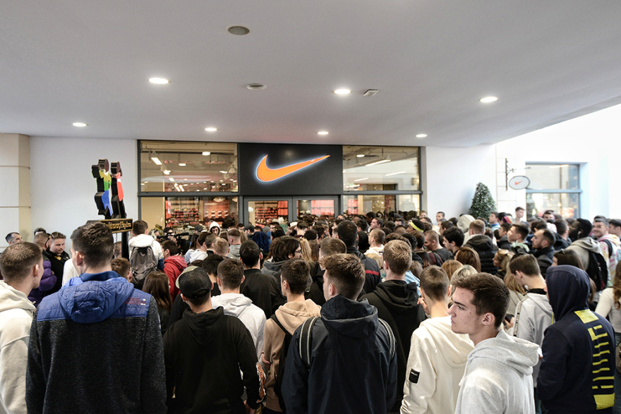 «Black Friday» χωρίς μεγάλες ουρές στο κυνήγι της καλύτερης προσφοράς 