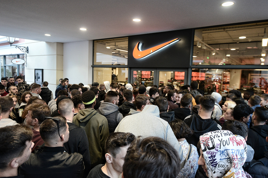 «Black Friday» χωρίς μεγάλες ουρές στο κυνήγι της καλύτερης προσφοράς 