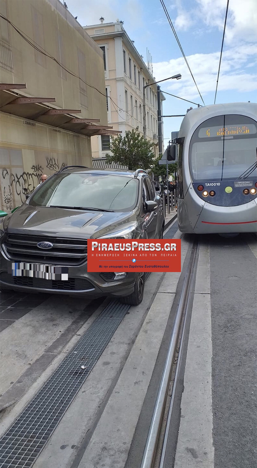 Κυκλοφοριακό κομφούζιο στον Πειραιά - Το τραμ... «κόλλησε» σε παράνομα σταθμευμένα οχήματα