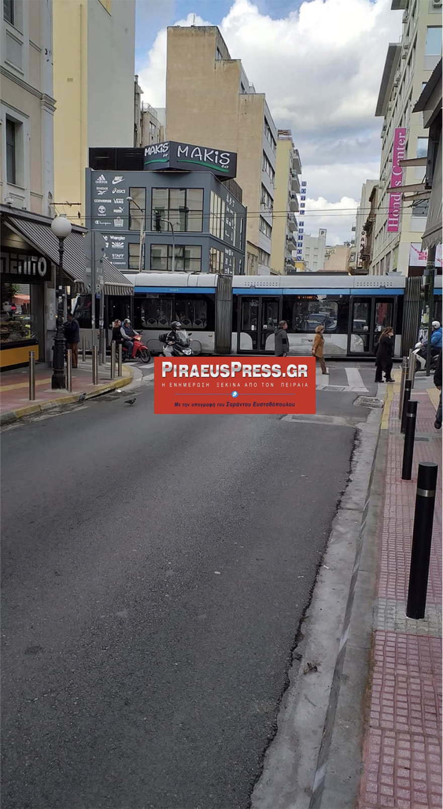 Κυκλοφοριακό κομφούζιο στον Πειραιά - Το τραμ... «κόλλησε» σε παράνομα σταθμευμένα οχήματα