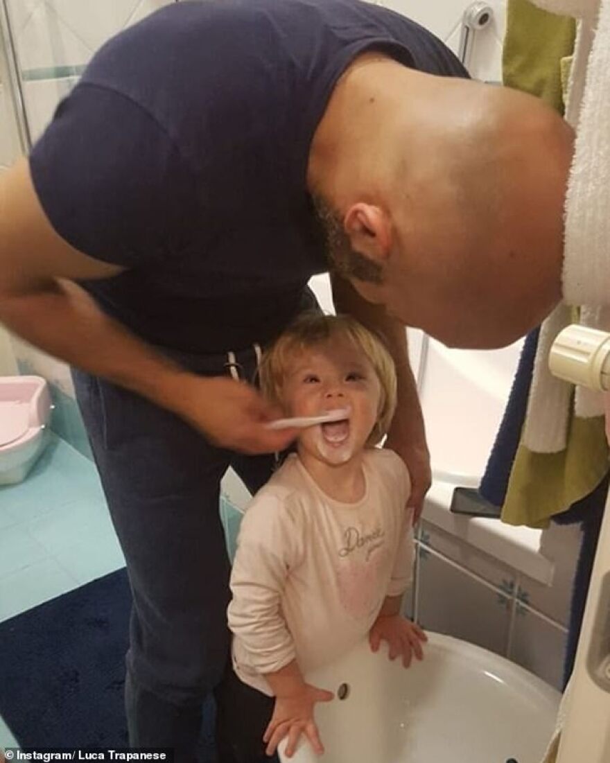 Ιταλία: 41χρονος υιοθέτησε κοριτσάκι με σύνδρομο Down αφού το είχαν απορρίψει 20 οικογένειες