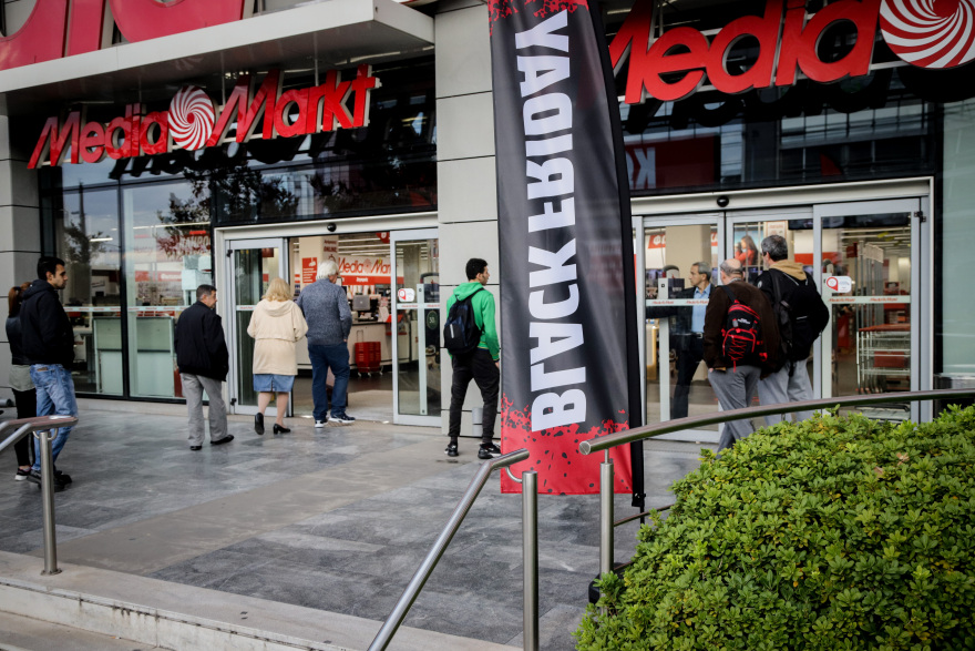 «Black Friday» χωρίς μεγάλες ουρές στο κυνήγι της καλύτερης προσφοράς 