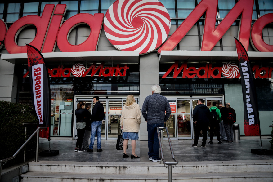 «Black Friday» χωρίς μεγάλες ουρές στο κυνήγι της καλύτερης προσφοράς 