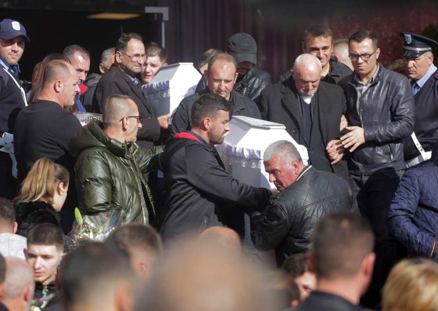 Σεισμός στην Αλβανία: Θρήνος στην κηδεία της 8μελούς οικογένειας – Στους 51 οι νεκροί