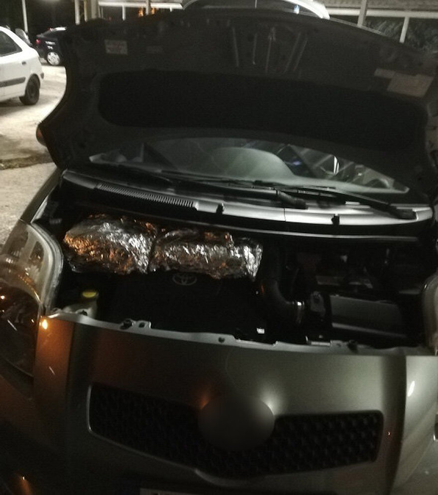 Μέλη σπείρας έκρυβαν τα ναρκωτικά σε φέρετρο και σε καπό αυτοκινήτου