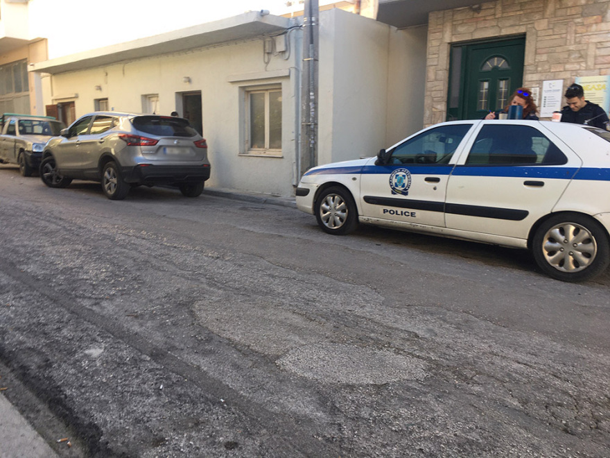 Άγιοι Ανάργυροι: Δολοφονημένος βρέθηκε 71χρονος στο σπίτι του - Αναζητείται ο γιος του 