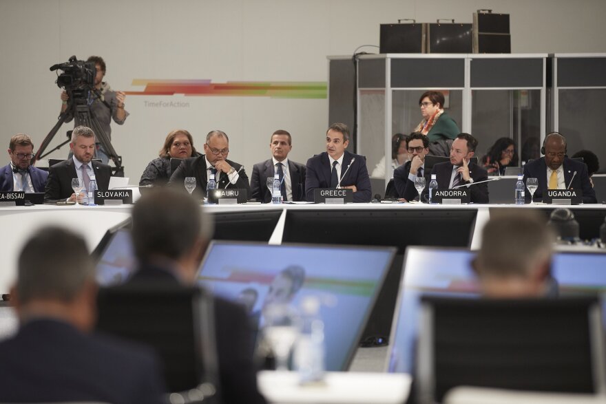 Κυριάκος και Μαρέβα Μητσοτάκη στη δεξίωση του βασιλιά Φελίπε