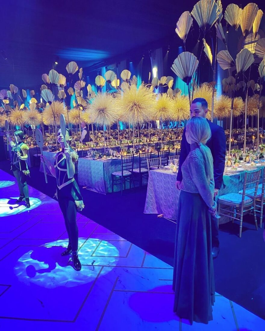 Η λαμπερή γαμήλια δεξίωση της Καίσαρη: Τα «αγγελάκια της Victoria's Secret» και τα αθλητικά της νύφης 