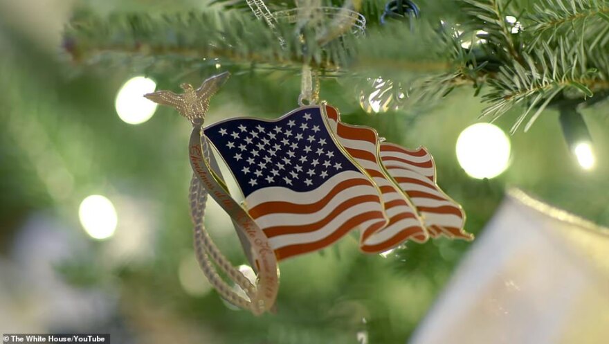 Χριστούγεννα στον Λευκό Οίκο: Η Μελάνια παρουσιάζει την... πατριωτική διακόσμηση