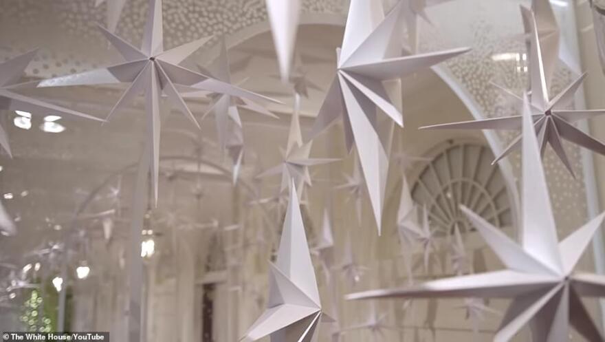 Χριστούγεννα στον Λευκό Οίκο: Η Μελάνια παρουσιάζει την... πατριωτική διακόσμηση