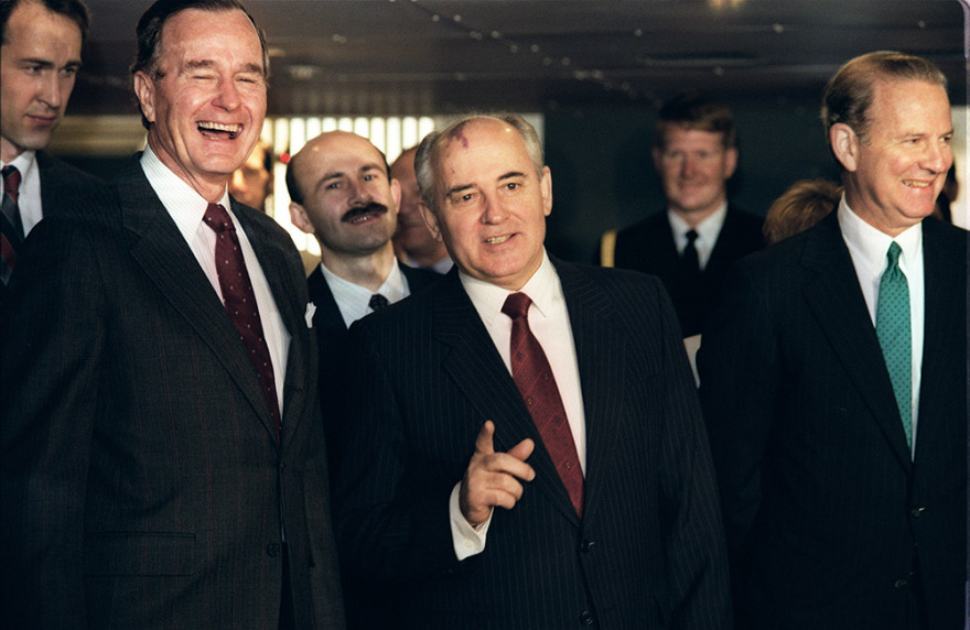 Τριάντα χρόνια από την ημέρα που άλλαξε τον κόσμο: Όταν Μπους-Γκορμπατσόφ υπέγραφαν τη λήξη του Ψυχρού Πολέμου