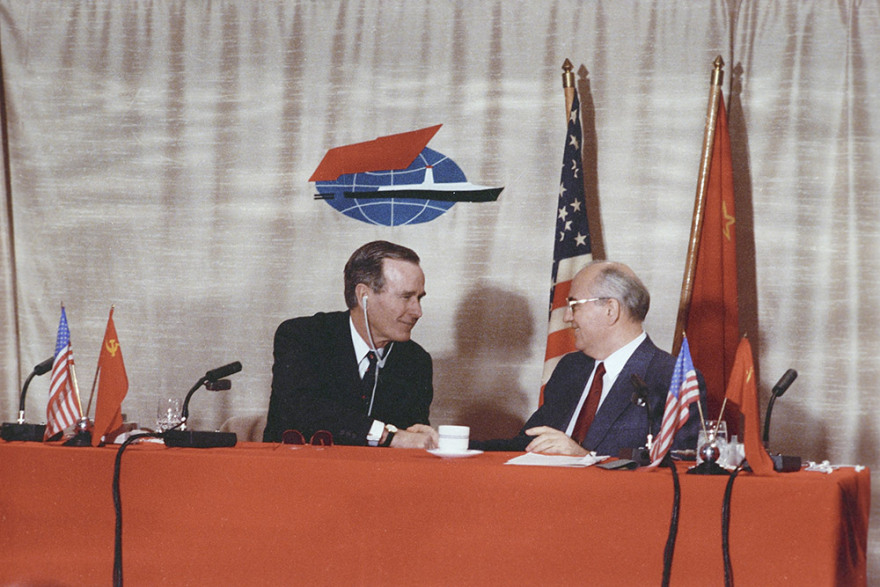 Τριάντα χρόνια από την ημέρα που άλλαξε τον κόσμο: Όταν Μπους-Γκορμπατσόφ υπέγραφαν τη λήξη του Ψυχρού Πολέμου