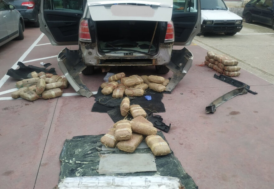 Άρτα: Δείτε πού είχε κρύψει οδηγός αυτοκινήτου 59 κιλά χασίς