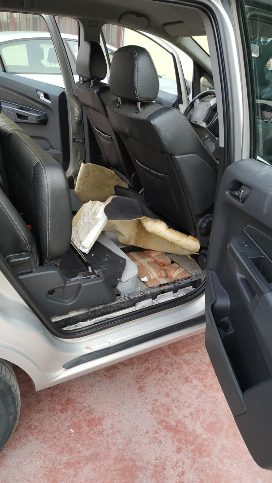 Άρτα: Δείτε πού είχε κρύψει οδηγός αυτοκινήτου 59 κιλά χασίς