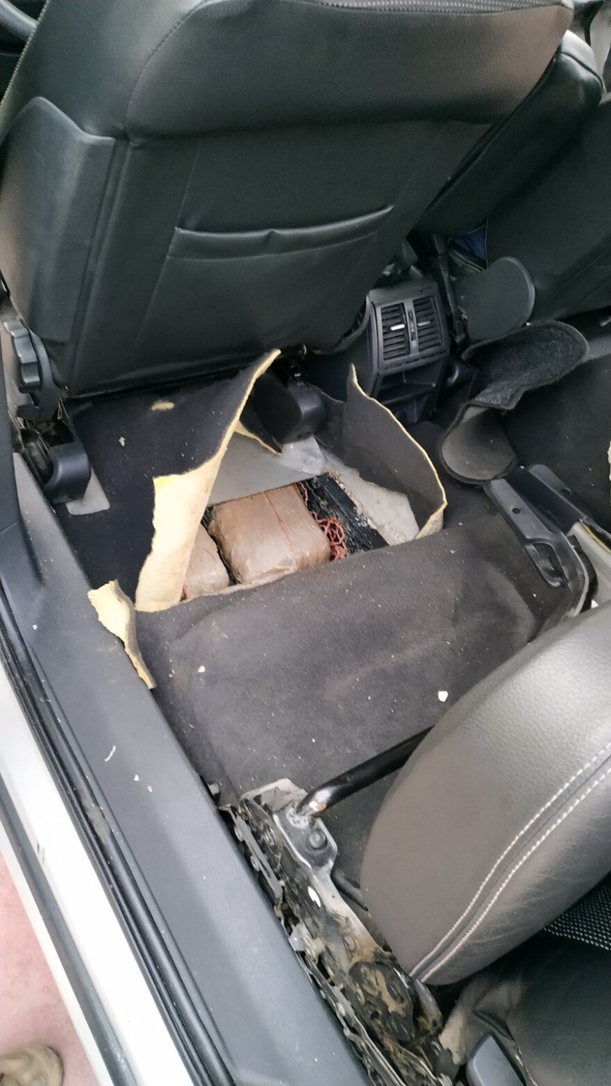 Άρτα: Δείτε πού είχε κρύψει οδηγός αυτοκινήτου 59 κιλά χασίς