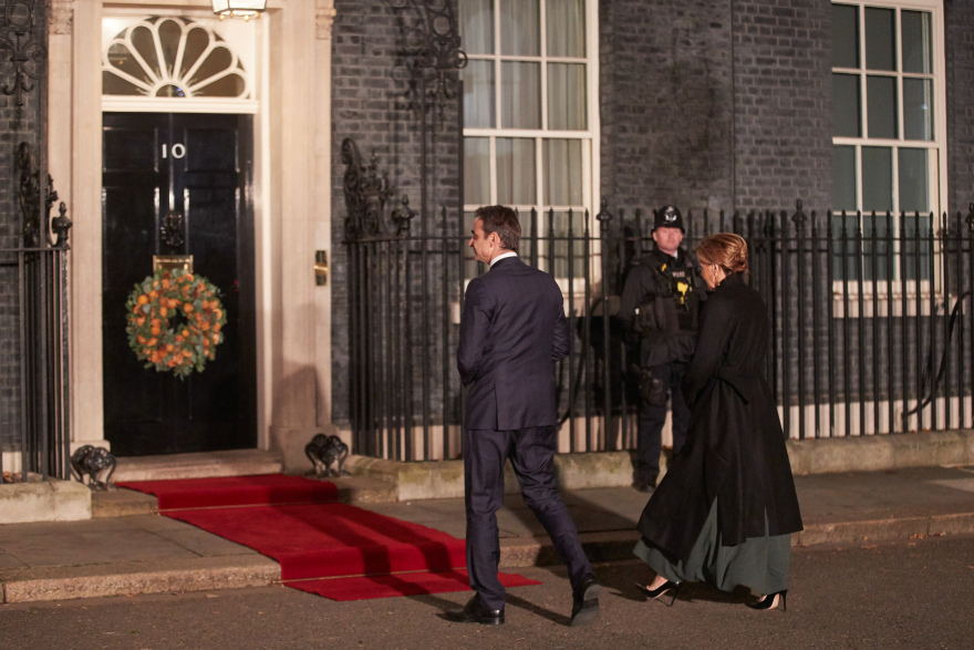 Σύνοδος κορυφής ΝΑΤΟ: Η δεξίωση της Βασίλισσας και οι έριδες των ηγετών - Παρασκήνιο και φωτογραφίες