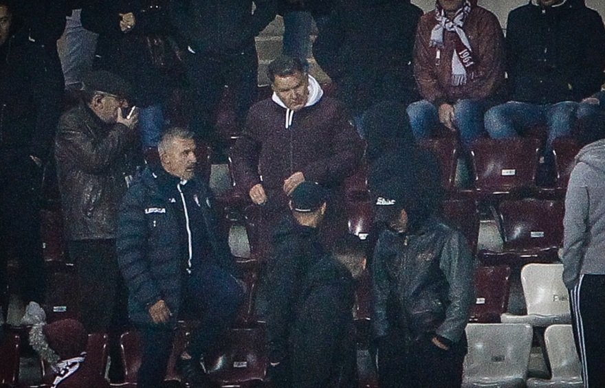 Λάρισα-Καλαμάτα: Προπηλάκισαν τον Αλέξη Κούγια στις κερκίδες (βίντεο)