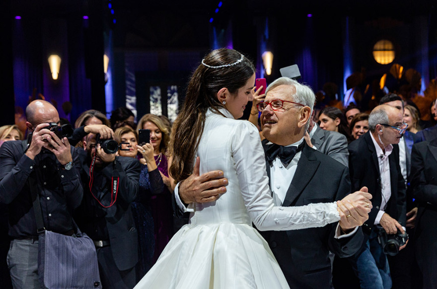 Ο λαμπερός γάμος της κόρης του Κώστα Καίσαρη σε 20 φωτογραφίες