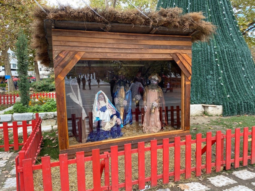 Λάρισα: Τζαμαρία στη φάτνη για να μην κλαπεί ξανά το Θείο Βρέφος