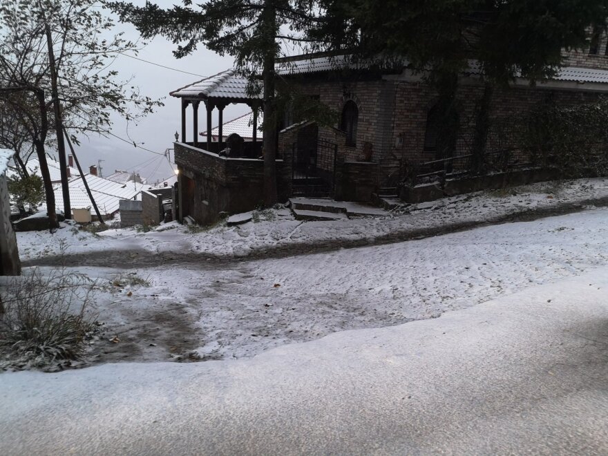 Καιρός: «Το έστρωσε» στη Βόρεια Ελλάδα - Κλειστά σχολεία και χαμηλές θερμοκρασίες 