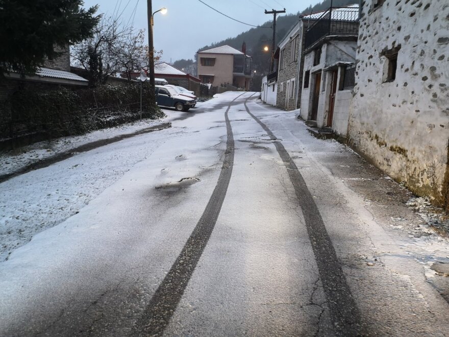 Καιρός: «Το έστρωσε» στη Βόρεια Ελλάδα - Κλειστά σχολεία και χαμηλές θερμοκρασίες 