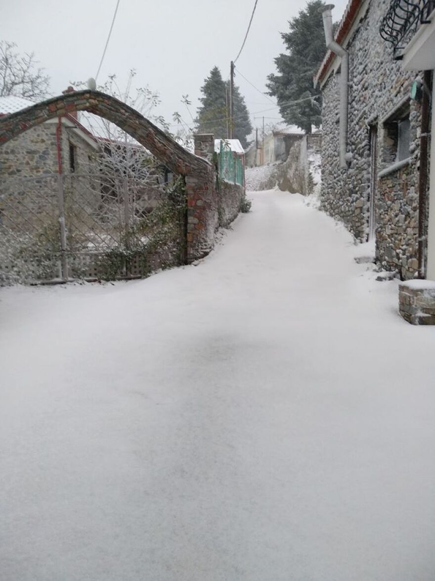 Καιρός: «Το έστρωσε» στη Βόρεια Ελλάδα - Κλειστά σχολεία και χαμηλές θερμοκρασίες 