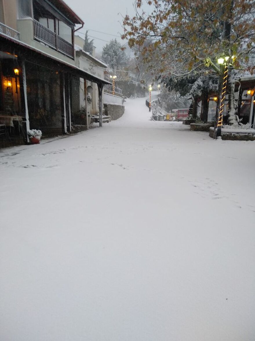 Καιρός: «Το έστρωσε» στη Βόρεια Ελλάδα - Κλειστά σχολεία και χαμηλές θερμοκρασίες 