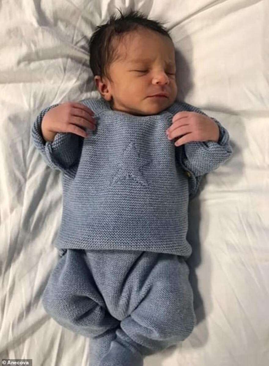 Βρετανία: Ζευγάρι λεσβιών απέκτησε μωράκι που κυοφορήθηκε και από τις δύο μητέρες 