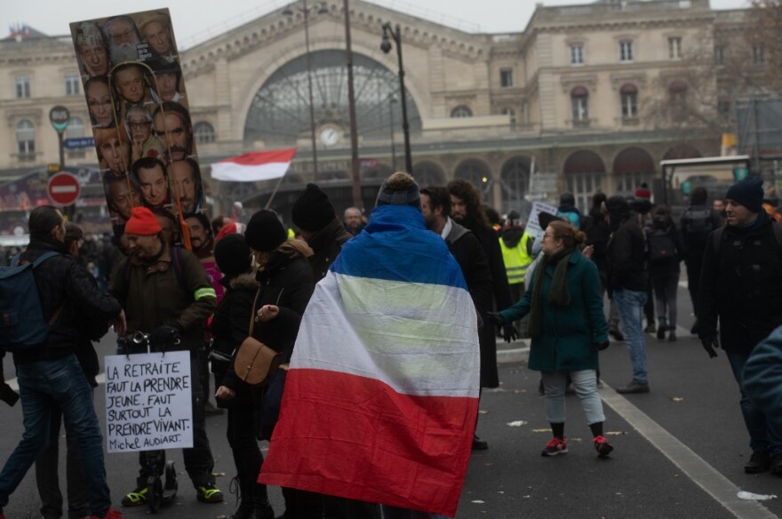 Επεισόδια στη Γαλλία: Στους δρόμους εκατοντάδες χιλιάδες - Μάχη με τους αστυνομικούς