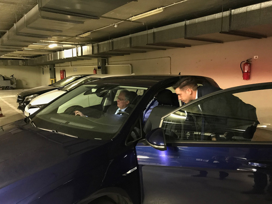 Βουλή: «Πίστα δοκιμών» το πάρκινγκ για τα νέα ηλεκτροκίνητα ΙΧ - Δείτε φωτογραφίες