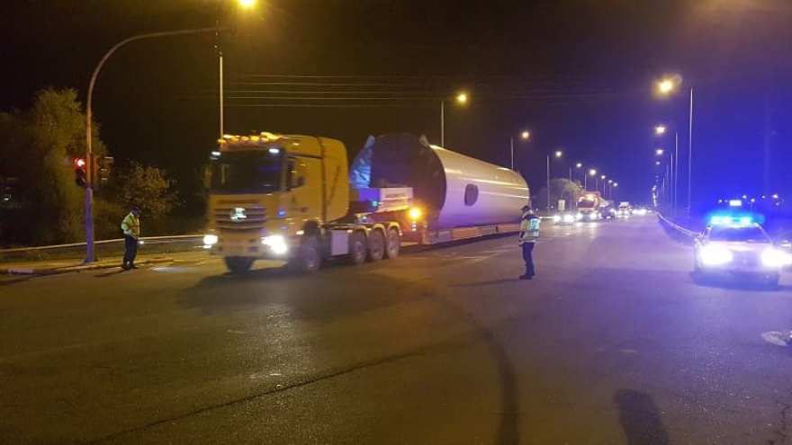 Όχημα μήκους... 74 μέτρων μετέφερε πτερύγιο ανεμογεννήτριας στα Γιάννενα