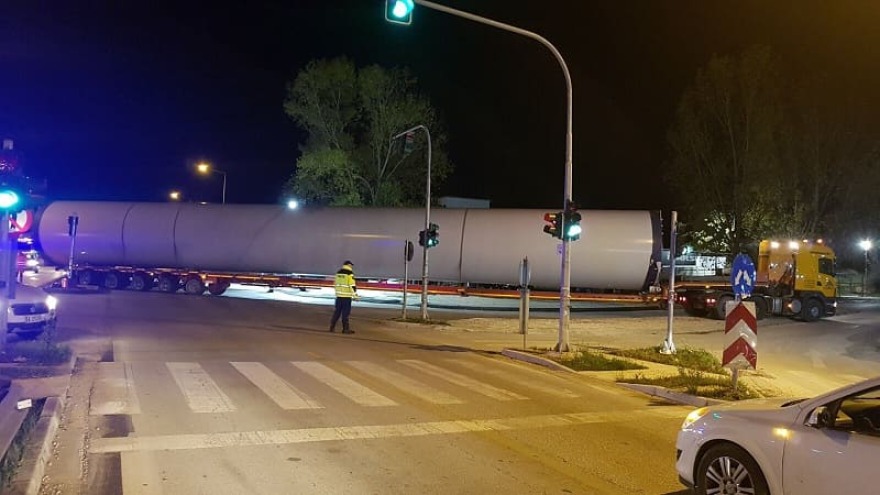 Όχημα μήκους... 74 μέτρων μετέφερε πτερύγιο ανεμογεννήτριας στα Γιάννενα