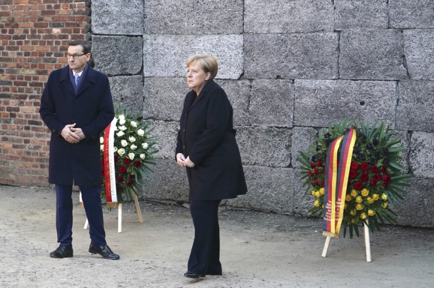 H Μέρκελ στο στρατόπεδο Άουσβιτς για πρώτη φορά 