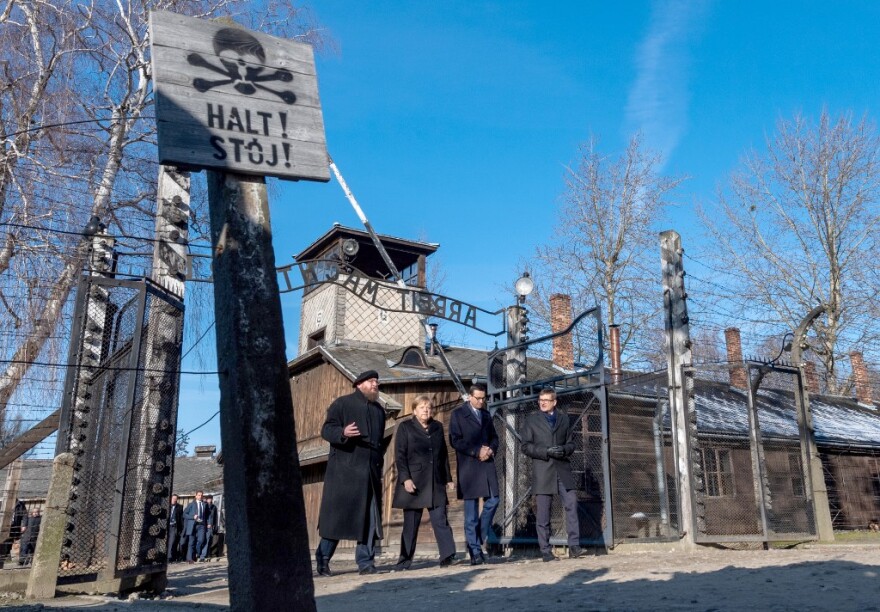 H Μέρκελ στο στρατόπεδο Άουσβιτς για πρώτη φορά 