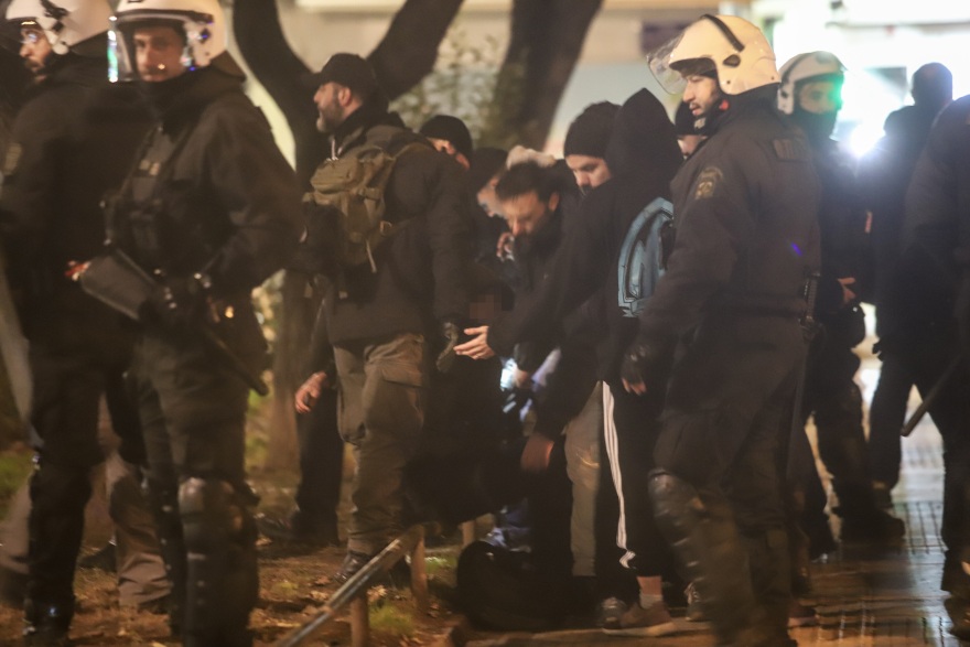 Επέτειος Γρηγορόπουλου: Μολότοφ και δεκάδες προσαγωγές στα Εξάρχεια μετά την ειρηνική πορεία